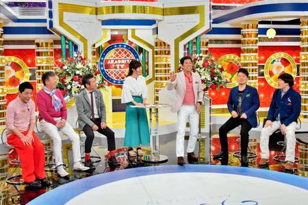 テレビについての暴走トークを繰り広げる明石家さんま（右から３人目）ら出演者