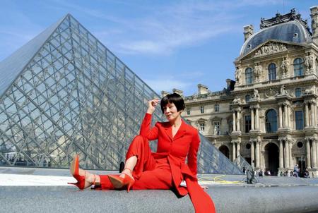 　　特徴的なルーブル美術館の入口でポーズを決める夏木マリ＝仏・パリ
