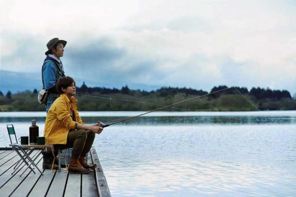 　年の離れた兄弟を演じる松坂桃李（手前）と宮藤官九郎