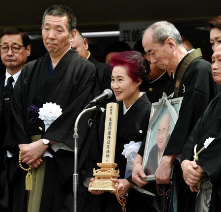 　出棺前にあいさつする円歌師匠夫人の中沢令子さん＝東京・青山葬儀所