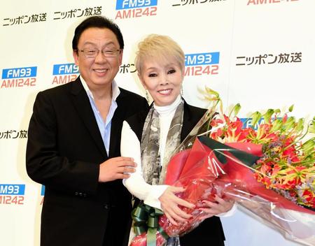 梅沢富美男（左）から花束を受け取り笑顔の研ナオコ＝東京・ニッポン放送（撮影・開出牧）