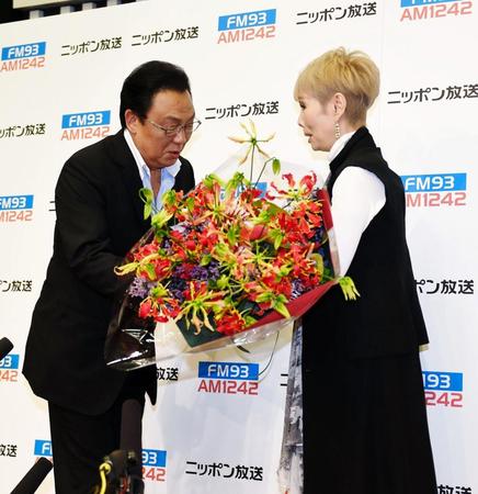 駆けつけた梅沢富美男（左）から花束を受け取る研ナオコ＝東京・ニッポン放送（撮影・開出牧）