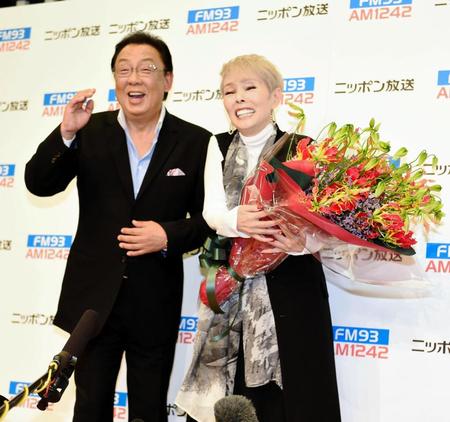 会見に同席した梅沢富美男（左）と笑顔を見せる研ナオコ＝東京・ニッポン放送（撮影・開出牧）