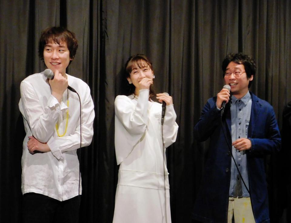 笑顔で舞台あいさつした（左から）落合モトキ、松井玲奈、前野朋哉＝東京・新宿武蔵野館