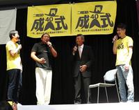 ロバートと共演する梅宮辰夫（右から２人目）＝北九州市内