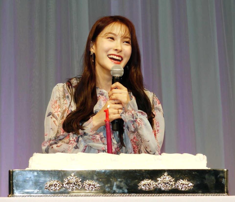 　祝福のケーキを喜ぶパク・ギュリ＝東京・目黒雅叙園