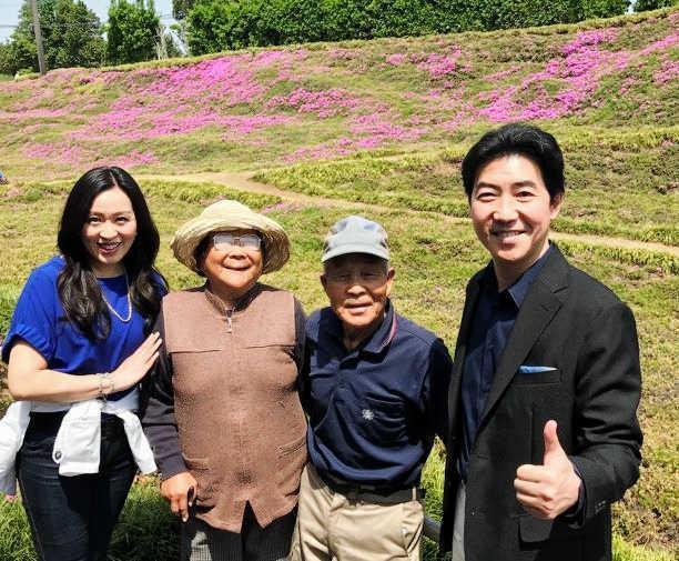 　黒木敏幸さん（中央右）＆靖子さん（中央左）夫妻に歌のプレゼントを行った黒木じゅん（右）＝宮崎県新富町