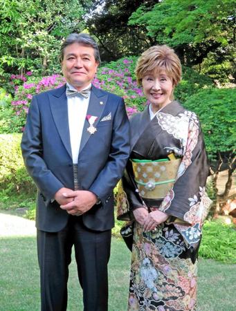 　夫・林明男氏（左）と喜ぶ小林幸子＝東京・オーストリア大使館