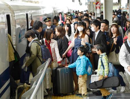 　乗り込む乗客で混雑するＪＲ新大阪駅の新幹線ホーム