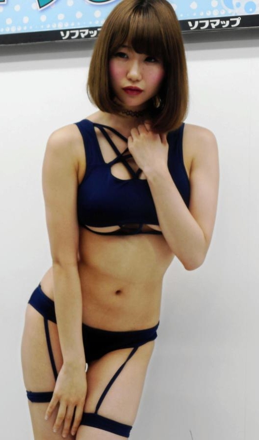 初のＤＶＤ「こみつのひみつ」の発売記念イベントを行ったこみつじょう＝東京・秋葉原のソフマップアミューズメント館