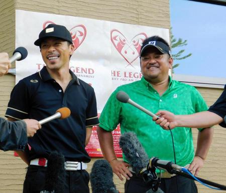笑顔で大たたきを振り返るＥＸＩＬＥの松本利夫（左）と宮里聖志プロ＝千葉・佐倉市の麻倉ゴルフ倶楽部