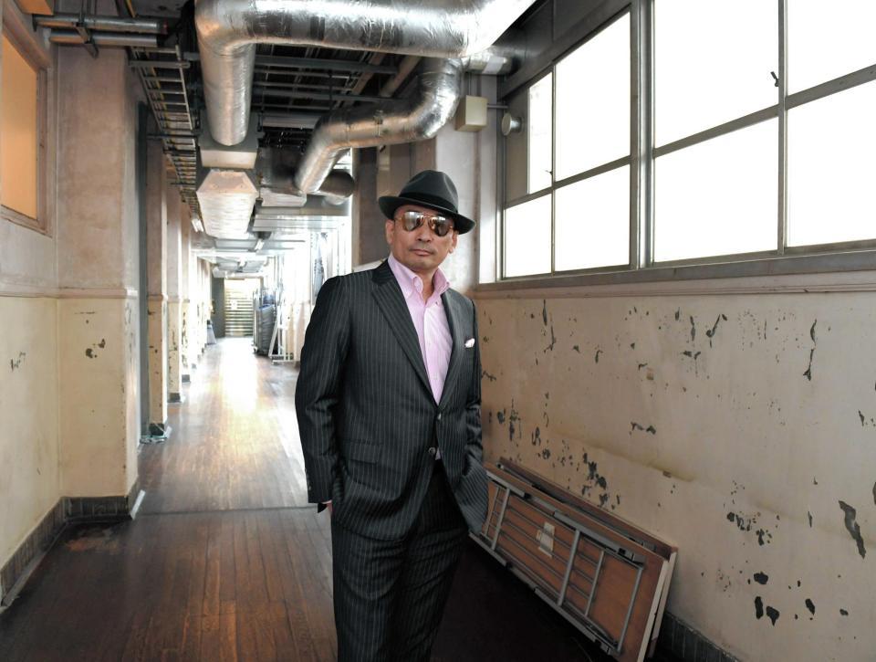 　ポーズを決めるクレイジーケンバンド・横山剣＝吉本興業東京本部（撮影・棚橋慶太）