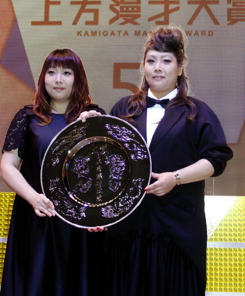 「第５２回　上方漫才大賞」の大賞を受賞した海原やすよ（左）と海原ともこ＝大阪・オリックス劇場