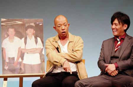 同期のヤナギブソン（右）の芸歴２０周年公演にゲスト出演した小峠英二＝大阪市内