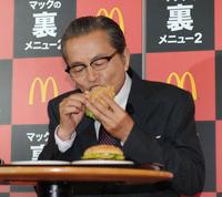 マックの新商品を試食する本田博太郎＝都内（撮影・開出牧）