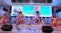 パワフルなパフォーマンスで新曲を披露したアップアップガールズ（仮）＝東京・池袋のサンシャインシティ噴水広場