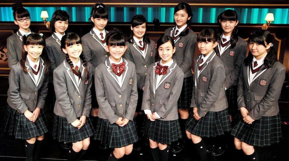 　１２人体制となったさくら学院。（前列左から）有友緒心、森萌々穂、田中美空、八木美樹、藤平華乃、日高麻鈴、（後列左から）吉田爽葉香、新谷ゆづみ、岡崎百々子、山出愛子、岡田愛、麻生真彩＝都内