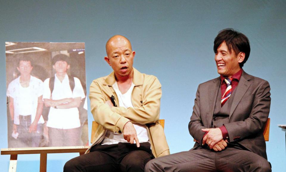 　同期のヤナギブソン（右）の芸歴２０周年公演にゲスト出演した小峠英二＝大阪市内