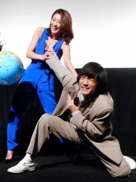 映画「破裏拳ポリマー」のプレミアトークショーでジャッキーちゃんにアームロックをかける原幹恵＝東京・神楽座