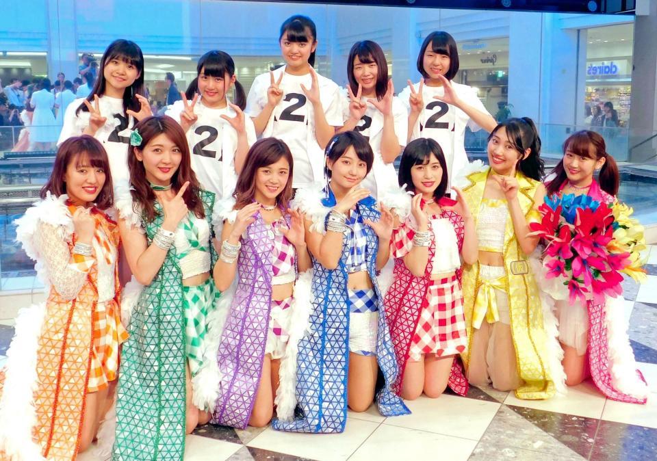 新曲を披露したアップアップガールズ（仮）の（前列左から）関根梓、森咲樹、佐藤綾乃、新井愛瞳、仙石みなみ、佐保明梨、古川小夏と（後列左から）アップアップガールズ（２）の高萩千夏、橋村理子、吉川茉優、中沖凜、鍛冶島彩＝東京・池袋のサンシャインシティ噴水広場