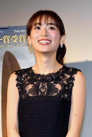 舞台あいさつで笑顔を見せる泉里香＝東京・虎ノ門タワーズ（撮影・中田匡峻）