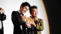 映画「猫忍」の完成披露試写会で猫の金時を抱く大野拓朗（左）と船越英一郎＝東京・角川シネマ新宿