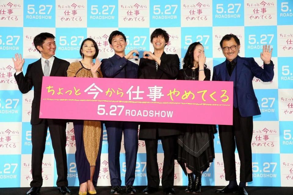 笑顔で舞台あいさつした（左から）成島出監督、小池栄子、工藤阿須加、福士蒼汰、黒木華、吉田鋼太郎＝東京・ＴＯＨＯシネマズ六本木ヒルズ