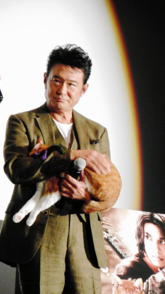 映画「猫忍」の完成披露試写会で猫の金時を抱く船越英一郎＝東京・角川シネマ新宿