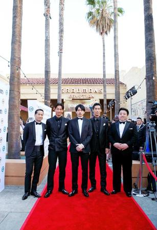 ハリウッドのレッドカーペットを歩いた（左から）ＨＩＲＯ、ＡＫＩＲＡ、青柳翔、小林直己、錦織良成監督＝米・ロサンゼルスのエジプシャンシアター　