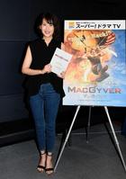 アフレコに挑戦し笑顔の青木裕子＝東京・スタジオユニ（撮影・開出牧）