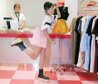 ご機嫌でショッピングを行った小島瑠璃子＝東京・原宿の「ＳＴＹＬＥＮＡＮＤＡ」