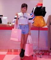 ご機嫌でショッピングを行った小島瑠璃子＝東京・原宿の「ＳＴＹＬＥＮＡＮＤＡ」