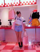 ご機嫌でショッピングを行った小島瑠璃子＝東京・原宿の「ＳＴＹＬＥＮＡＮＤＡ」