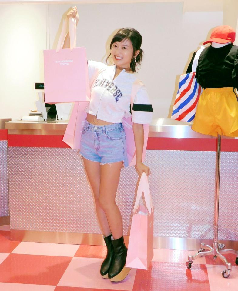 ご機嫌でショッピングを行った小島瑠璃子＝東京・原宿の「ＳＴＹＬＥＮＡＮＤＡ」