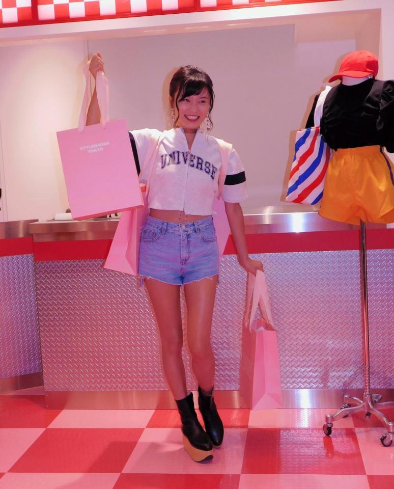 ご機嫌でショッピングを行った小島瑠璃子＝東京・原宿の「ＳＴＹＬＥＮＡＮＤＡ」