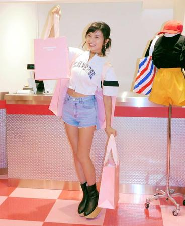 　ご機嫌でショッピングを行った小島瑠璃子＝東京・原宿の「ＳＴＹＬＥＮＡＮＤＡ」