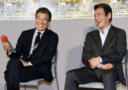 笑顔を見せる神田正輝（右）と舘ひろし＝東京・ＮＨＫ放送センター（撮影・開出牧）