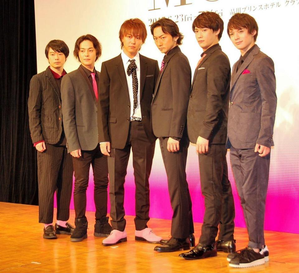 舞台初出演への意気込みを語ったＴＡＫＡＨＩＲＯ（左から３人目）＝東京・セルリアンタワー東急ホテル