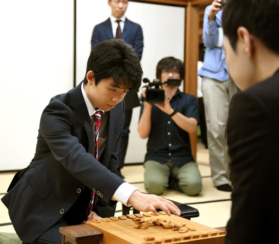 対局前、駒を並べる藤井聡太四段＝関西将棋会館（撮影・田中太一）