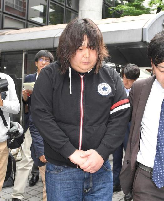 関係者に連れられ警察署を後にするガリガリガリクソン=大阪府警南