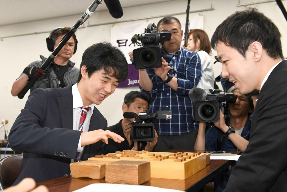 　対局を振り返り、笑顔を見せる藤井四段（左）と西川六段＝関西将棋会館（撮影・田中太一）　