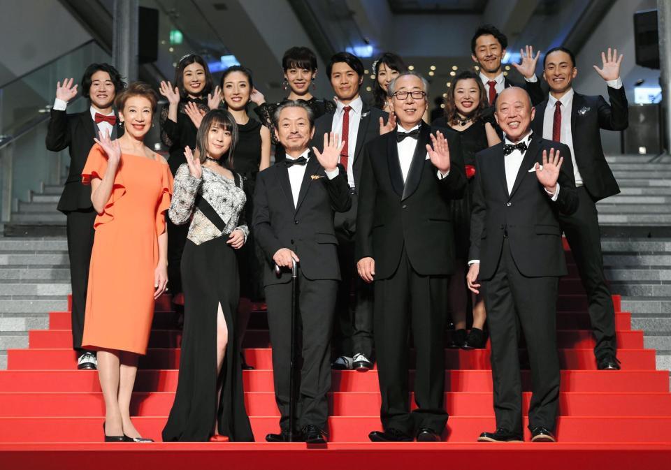 映画出演ダンサーと共にイベントに登場した（前列左から）前田美波里、北乃きい、水谷豊、岸部一徳、六平直政＝東京・表参道ヒルズ（撮影・開出牧）