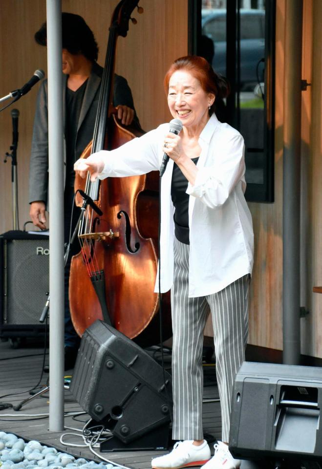 ミニジャズライブを開いた宮本信子館長＝15日、松山市の伊丹十三記念館