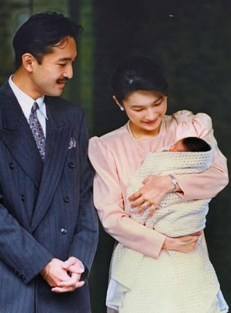 　秋篠宮さまに出迎えられ宮内庁病院を退院される眞子さま＝１９９１年１１月
