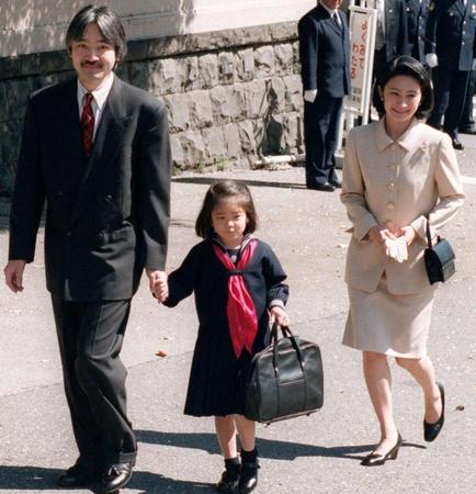　学習院初等科の入学式に向かう眞子さま＝１９９８年４月