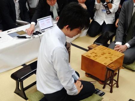 対局を終え取材に応じる藤井聡太四段＝大阪・関西将棋会館