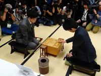 竹内雄悟四段との対局に臨んだ藤井聡太四段（右）＝大阪市内