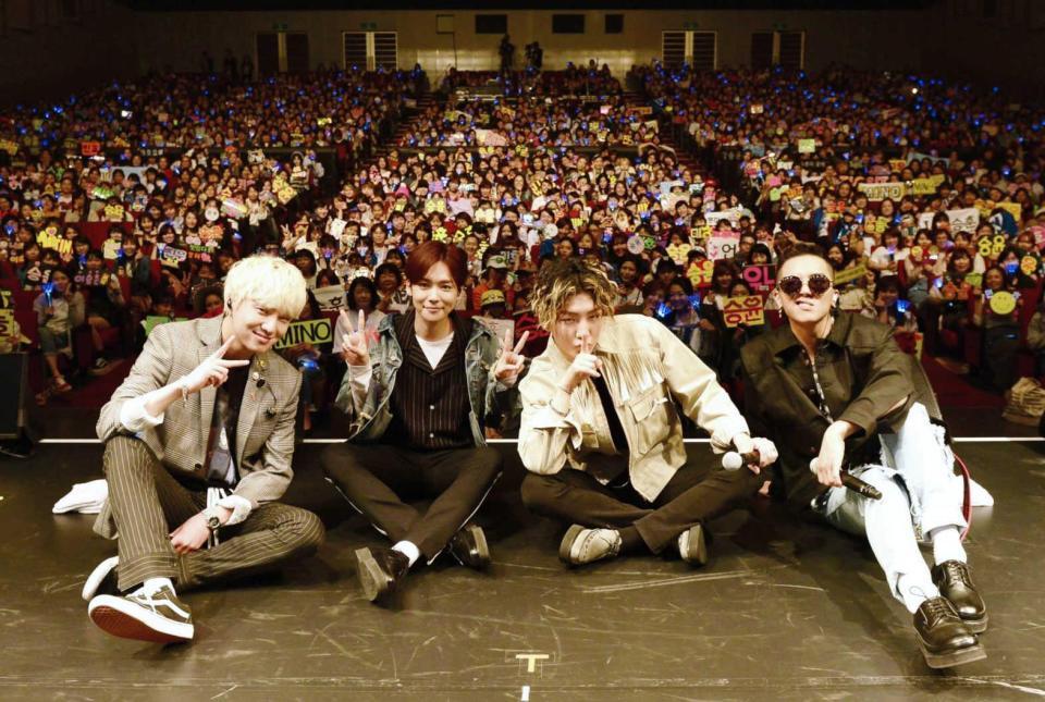 　客席をバックにポーズするＷＩＮＮＥＲの（左から）スンユン、ジヌ、スンフン、ミノ＝東京・中野サンプラザ