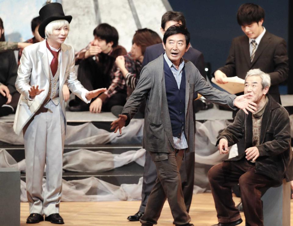 　舞台で共演する石田純一（手前右）といしだ壱成（同左）＝神戸・ポートピアホール（撮影・坂部計介）