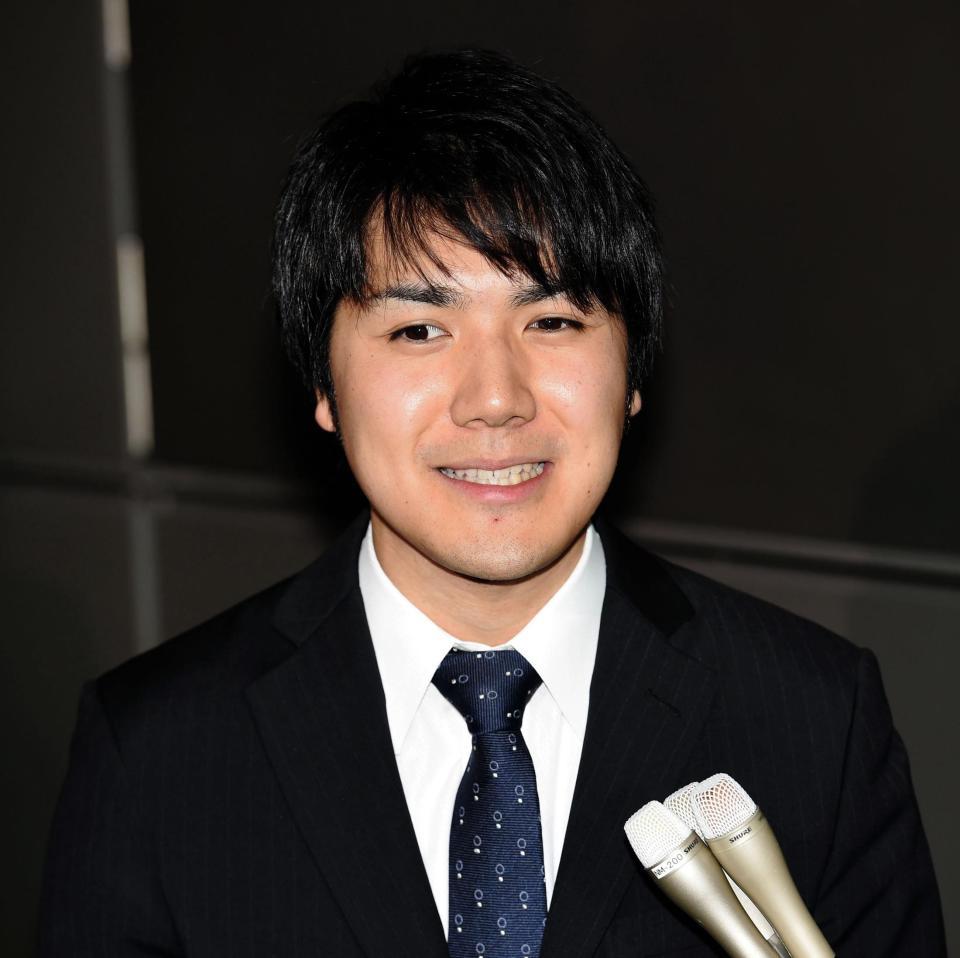 　笑顔で会見する小室圭さん